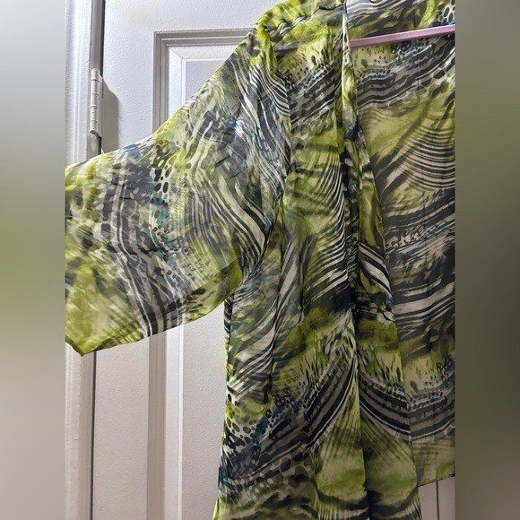 Vibrant Green and Black Patterned Kimono - Picture 2 of 4